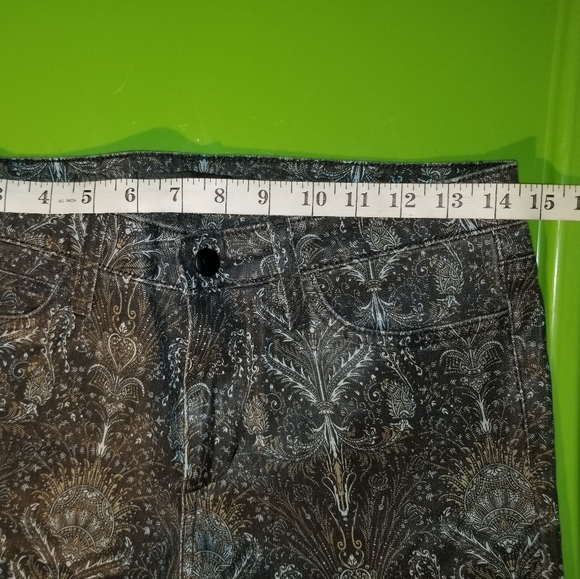 Joe's Skinny Jean with an intricate design - Picture 7 of 8